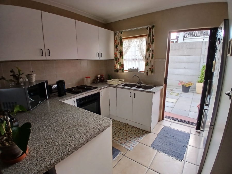 To Let 2 Bedroom Property for Rent in Guldenland Western Cape